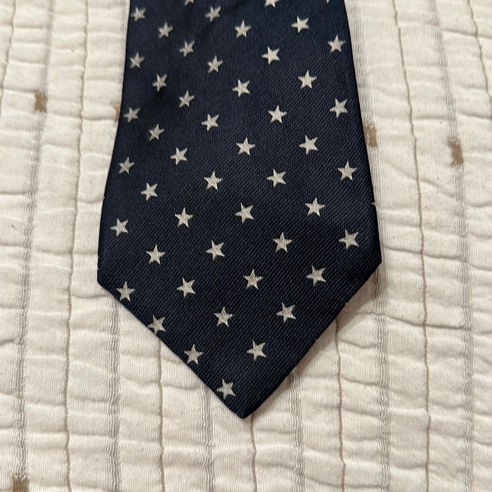 Men’s tie. Navy with light tan stars. Tommy Hilfiger.